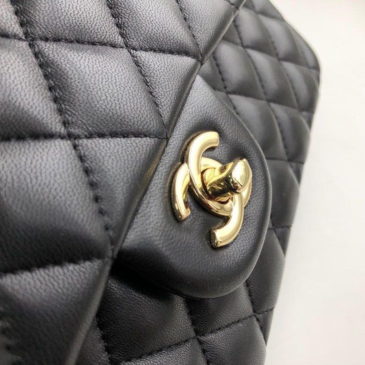 Chanel Classic Handbag Gold Toned Hardware Black For Women, Women’s Bags, Shoulder And Crossbody Bags 10.2in/26cm A01112