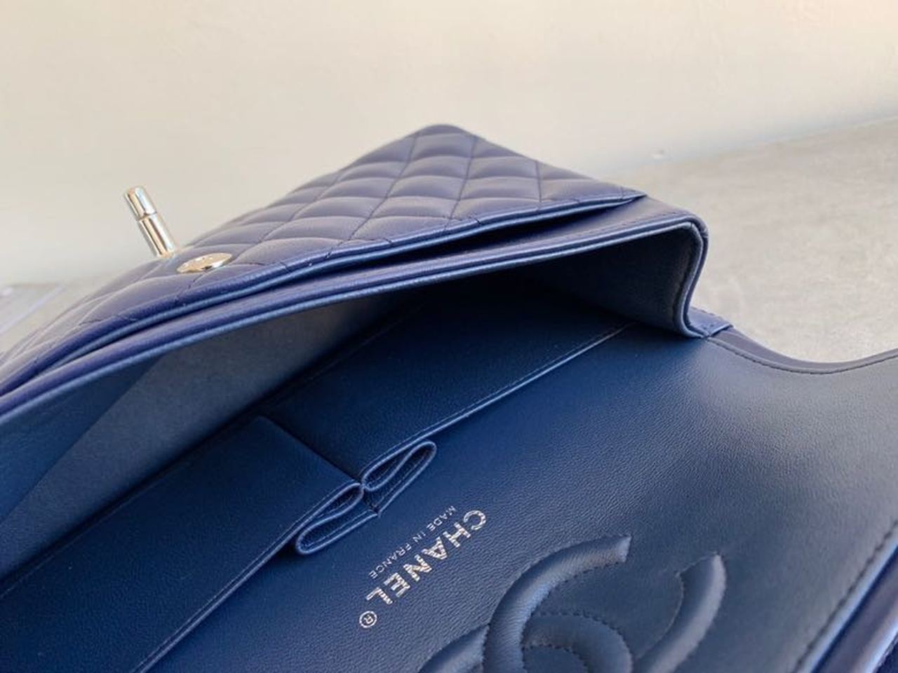 Chanel Classic Handbag Navy Blue For Women, Women’s Bags, Shoulder And Crossbody Bags 10.2in/26cm A01112