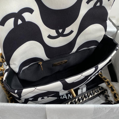 CHL 19 Large Flap Bag White/Black For Women, Women’s Bags, Shoulder And Crossbody Bags 10.2in/26cm AS1161 B05179 NB405