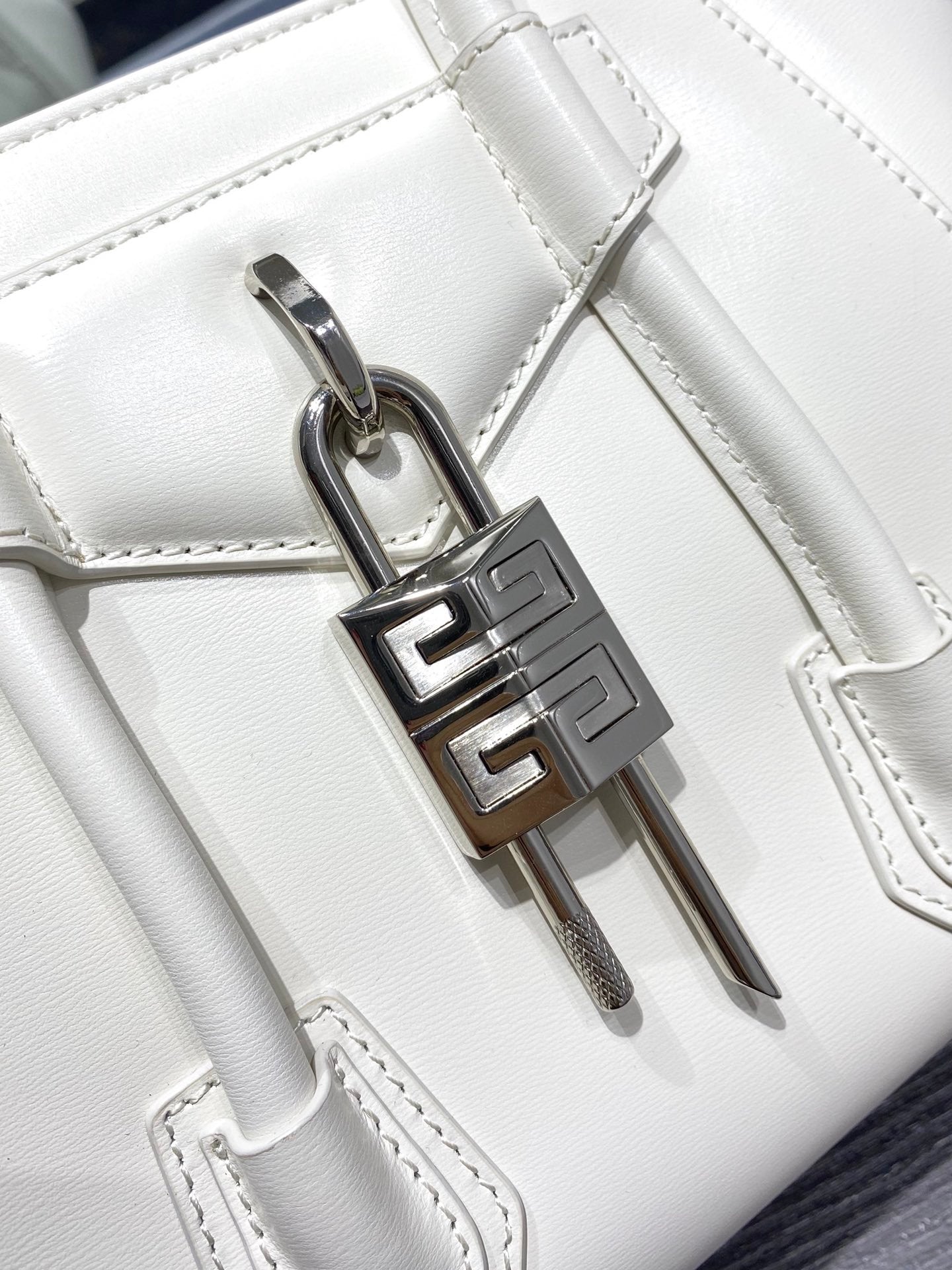 gv Mini Antigona Lock Bag Ivory For Women, Handbags, Shoulder Bags 8.7in/22cm GVC BB50J0B16S-105