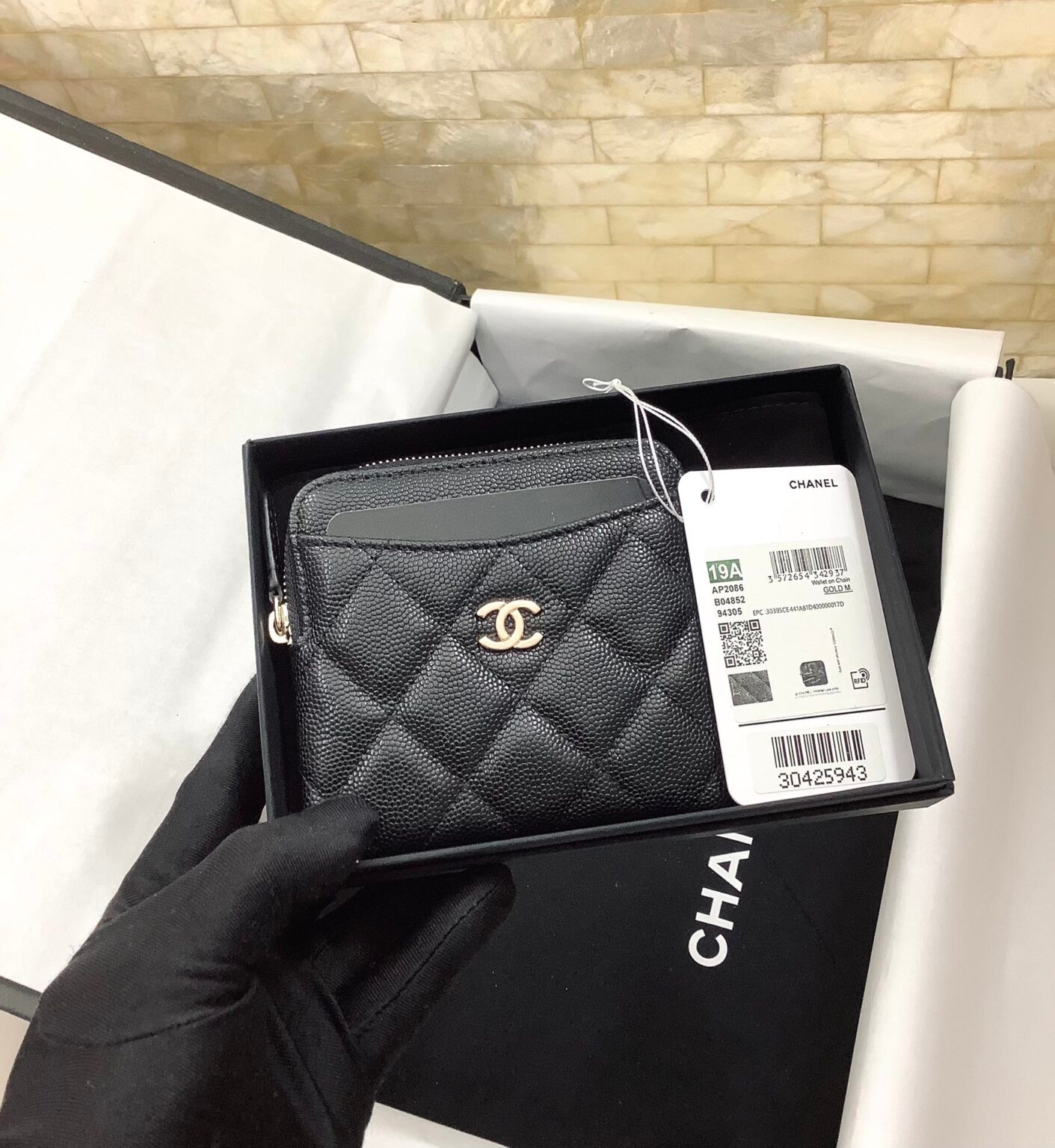 CHL CAVIAR QUILTED ZIP CARD HOLDER BLACK WALLET