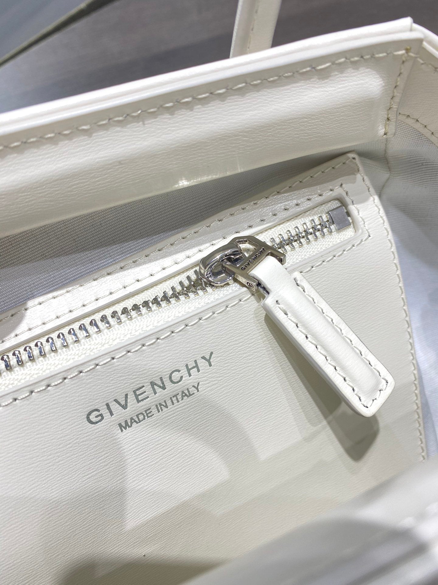 gv Mini Antigona Lock Bag Ivory For Women, Handbags, Shoulder Bags 8.7in/22cm GVC BB50J0B16S-105