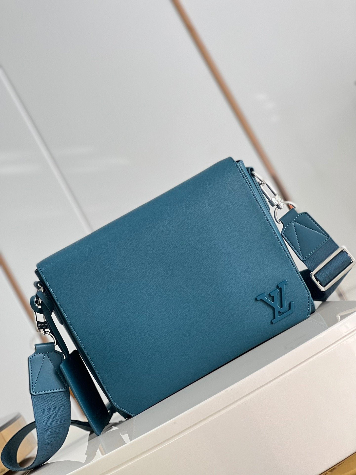 LV Messenger Grain Blue For Men, Bags, Shoulder And Crossbody Bags 11in/28cm LV M59327