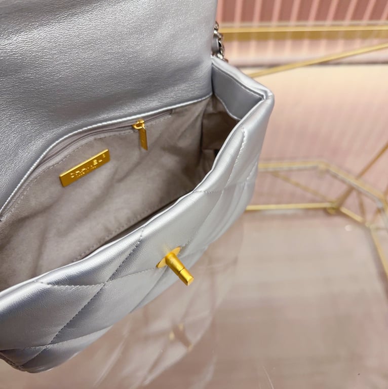 CHL 19 FLAP BAG IN SILVER LAMBSKIN 25CM