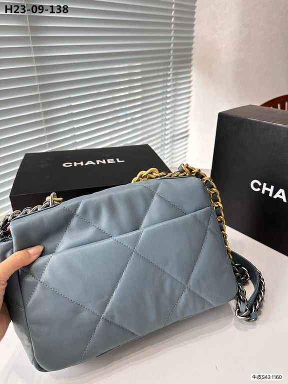 CHL 19 LAMBSKIN QUILTED HANDBAG BLUE 26CM