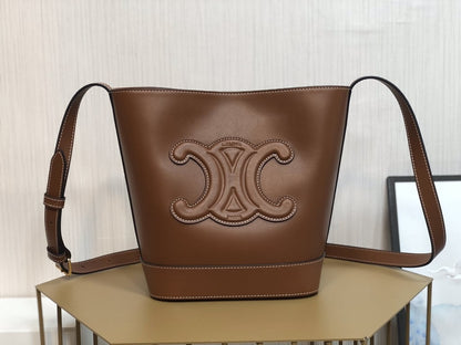 CE TAN CUIR TRIOMPHE IN SMOOTH CALFSKIN BAG BUCKET