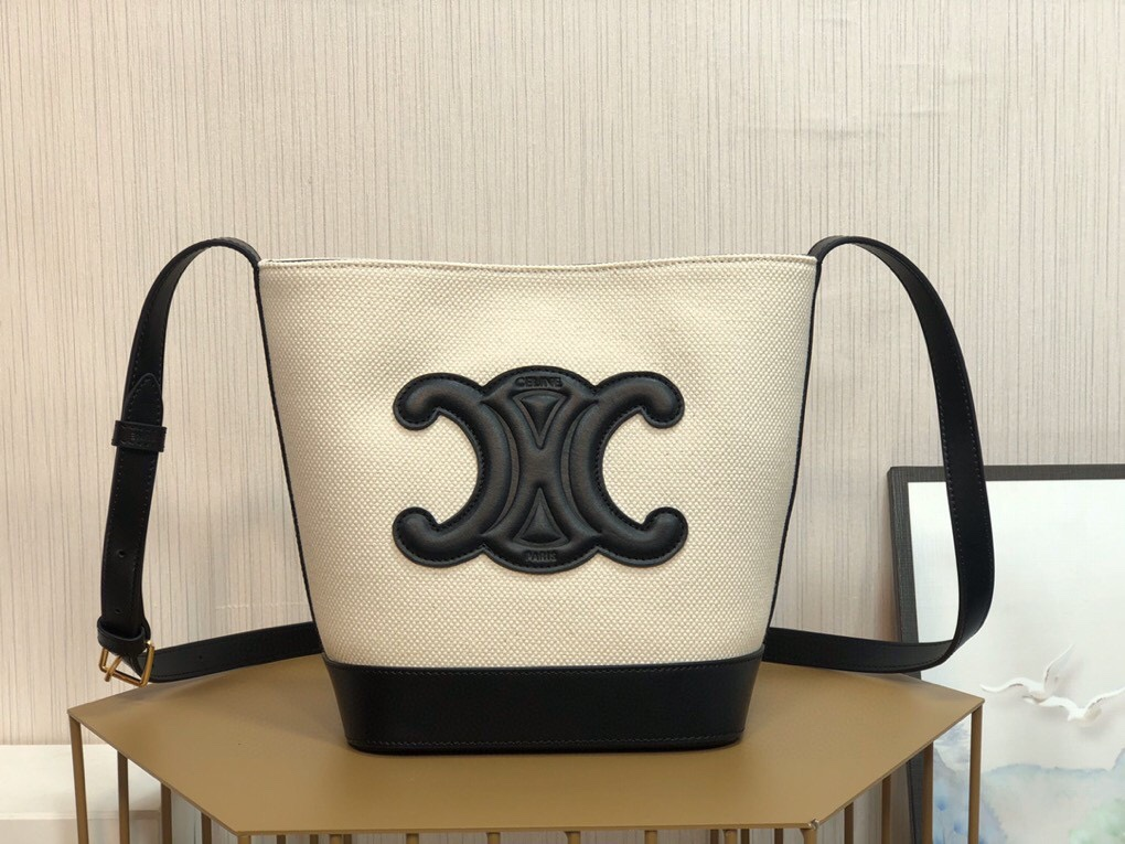CE BLACK CUIR TRIOMPHE BUCKET BAG