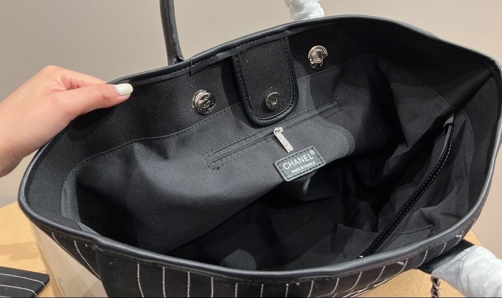CHL 38CM BLACK WHITE LARGE SHOPPING BAG A66941 B10404 NN102