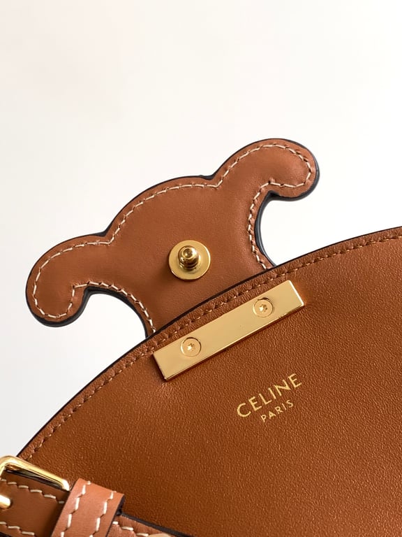 CE BAG BESACE CUIR TRIOMPHE IN SMOOTH CALFSKIN TAN 23CM