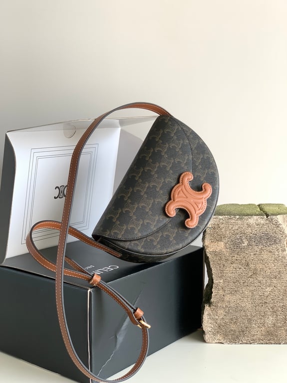 CE BAG BESACE CUIR TRIOMPHE IN TRIOMPHE CANVAS AND CALFSKIN TAN