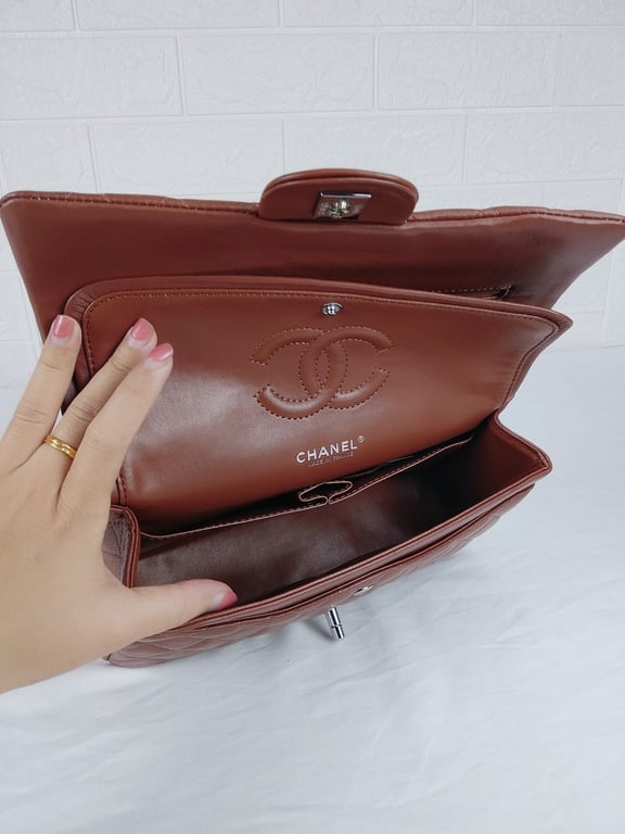 CHL CLASSIC MEDIUM LAMBSKIN FLAP BROWN AND SILVER 25CM