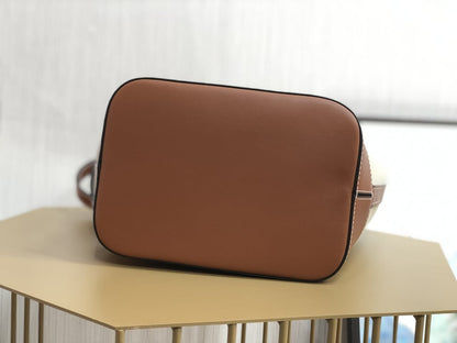 CE TAN CUIR TRIOMPHE IN SMOOTH CALFSKIN BAG BUCKET