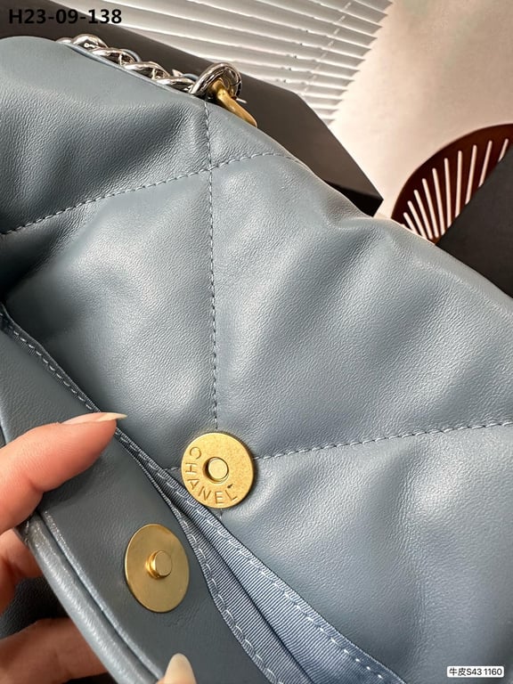 CHL 19 LAMBSKIN QUILTED HANDBAG BLUE 26CM