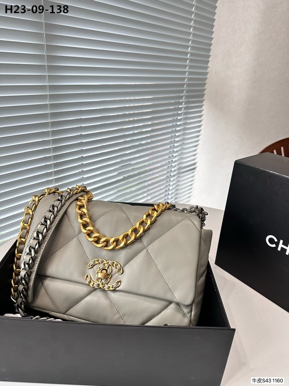 CHL 19 LAMBSKIN QUILTED HANDBAG LIGHT GREY 26CM