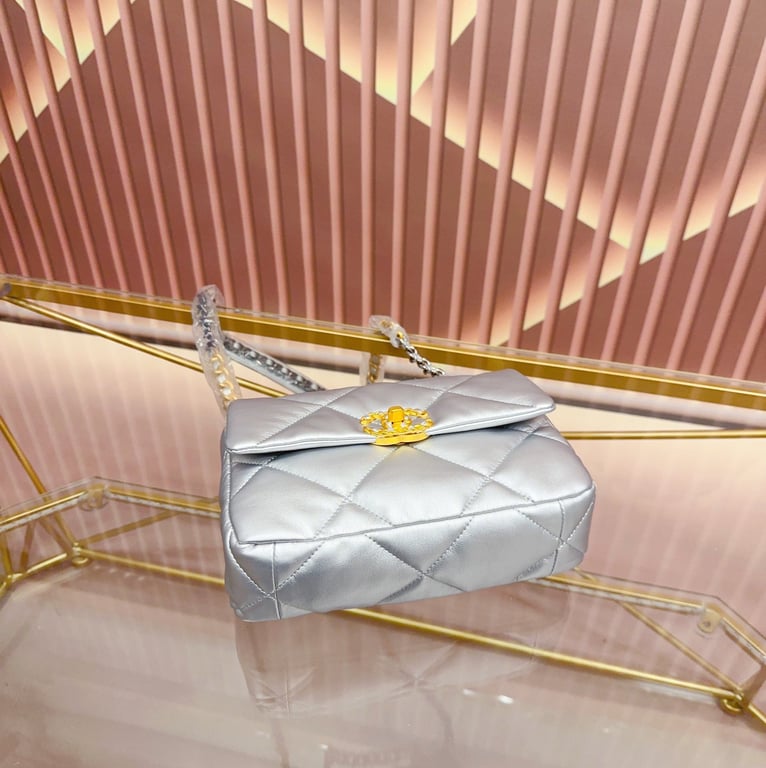 CHL 19 FLAP BAG IN SILVER LAMBSKIN 25CM