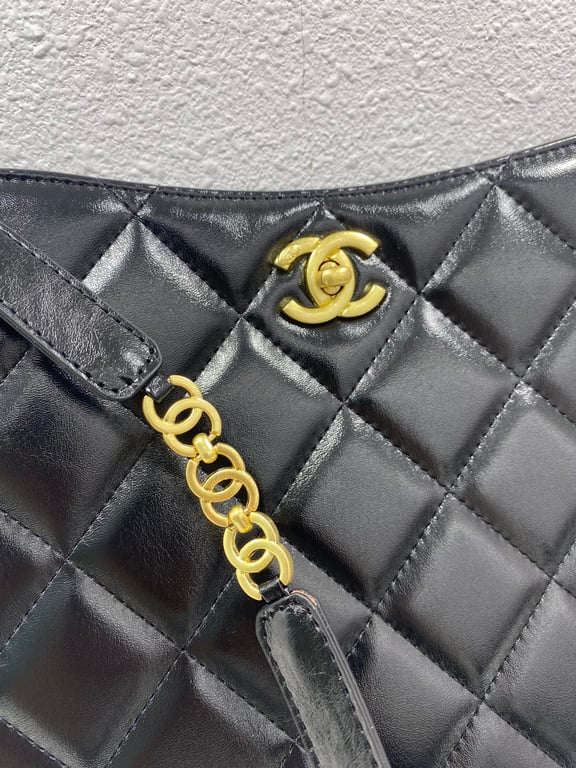 CHL 22s PEARL CRUSH HOBO BAG LAMBSKIN 28CM BLACK
