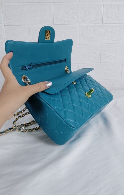CHL CLASSIC MEDIUM LAMBSKIN FLAP DARK TURQUOISE CAVIAR AND GOLD 25CM