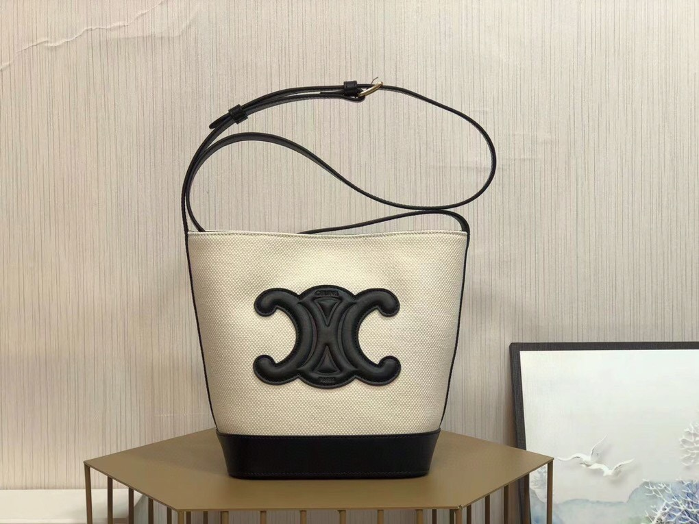 CE BLACK CUIR TRIOMPHE BUCKET BAG