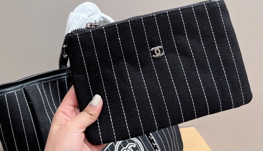 CHL 38CM BLACK WHITE LARGE SHOPPING BAG A66941 B10404 NN102