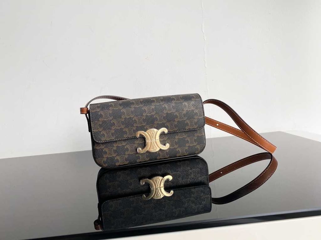 CE TRIOMPHE SHOULDER BAG IN SHINY CALFSKIN TAN