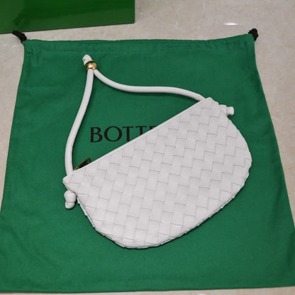 BOTTEGA VENETA MEDIUM TURN POUCH IN INTRECCIATO WHITE LEATHER