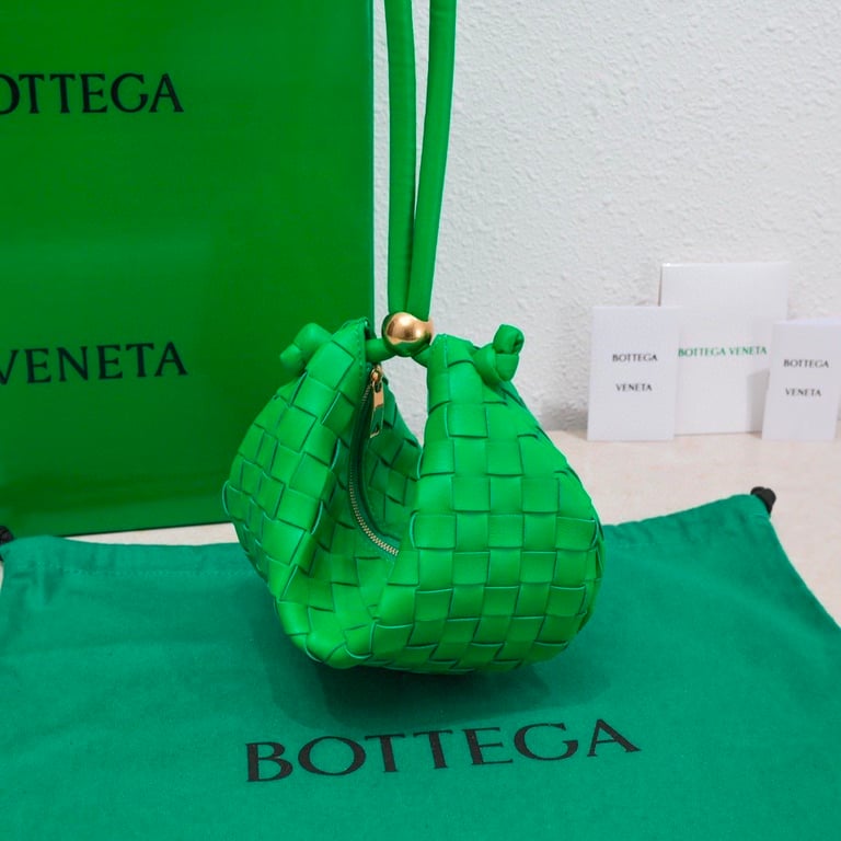BOTTEGA VENETA MEDIUM TURN POUCH IN INTRECCIATO PARAKEET LEATHER