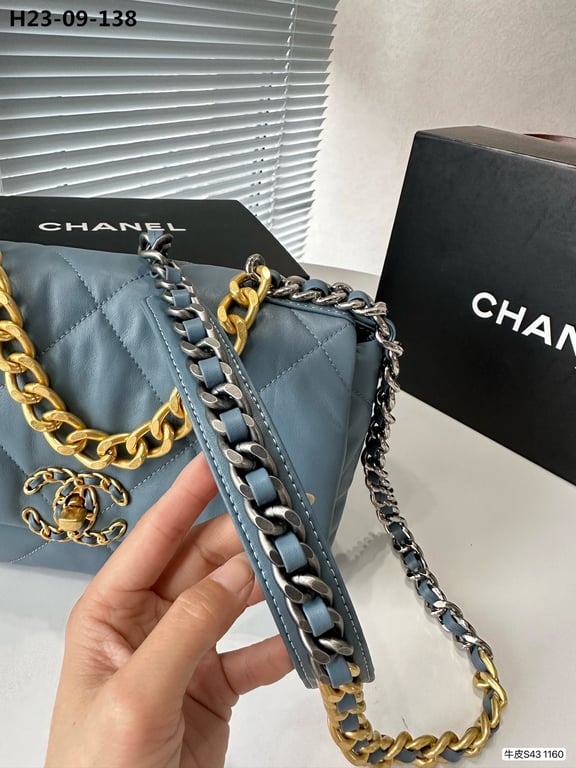 CHL 19 LAMBSKIN QUILTED HANDBAG BLUE 26CM
