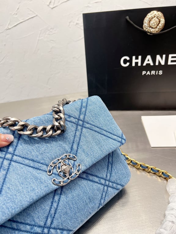 CHL BLUE DENIM QUILTED MEDIUM 19 FLAP 26CM