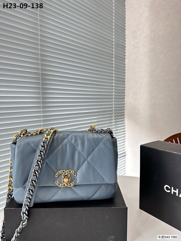 CHL 19 LAMBSKIN QUILTED HANDBAG BLUE 26CM