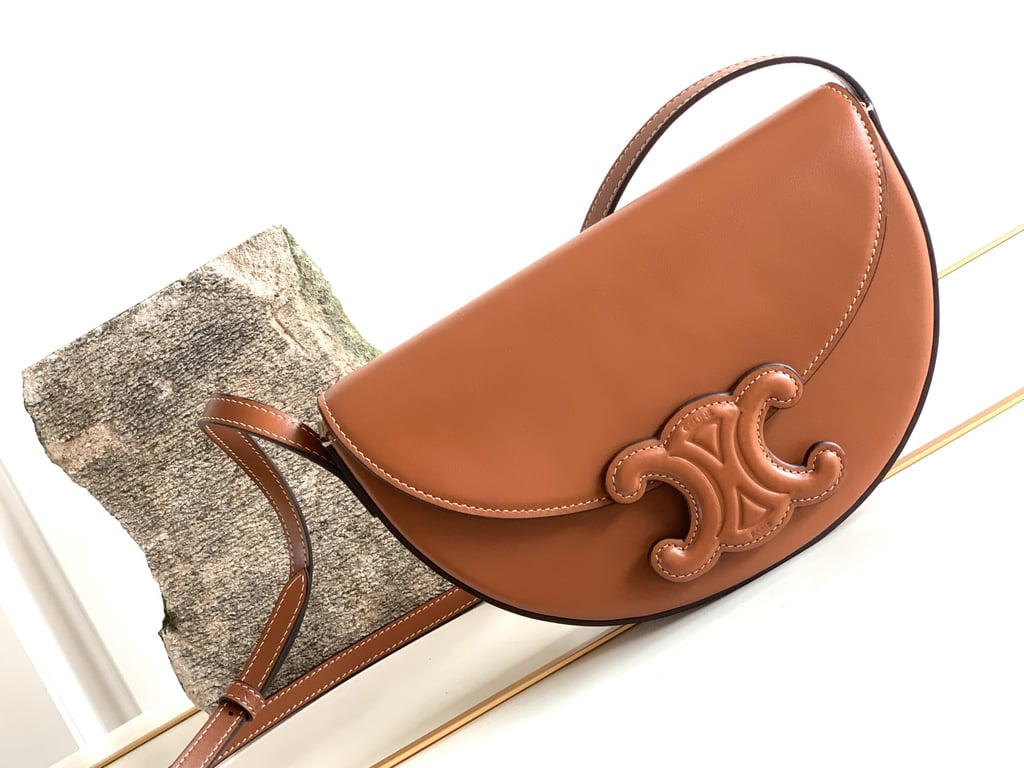CE BAG BESACE CUIR TRIOMPHE IN SMOOTH CALFSKIN TAN 23CM