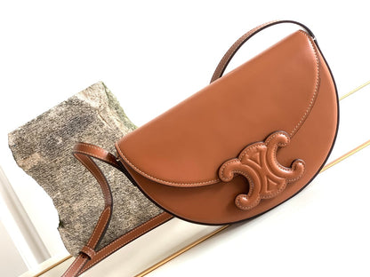 CE BAG BESACE CUIR TRIOMPHE IN SMOOTH CALFSKIN TAN 23CM