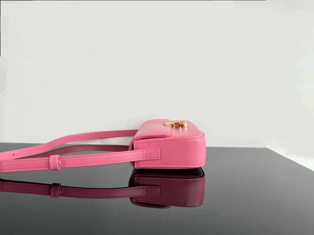 CE TRIOMPHE SHOULDER BAG IN SHINY CALFSKIN PINK
